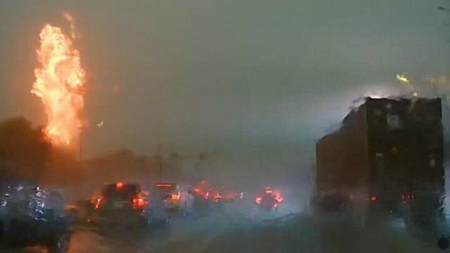 VIDEO: Blesk udrel tesne pri autách. Explózia ochromila dopravu aj elektrinu