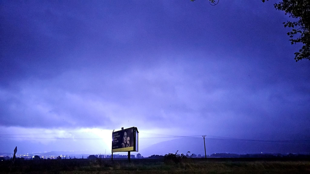 Búrky naberajú na sile. Vyskytlo sa aj bow-echo a pribúda lokalít bez elektrickej energie