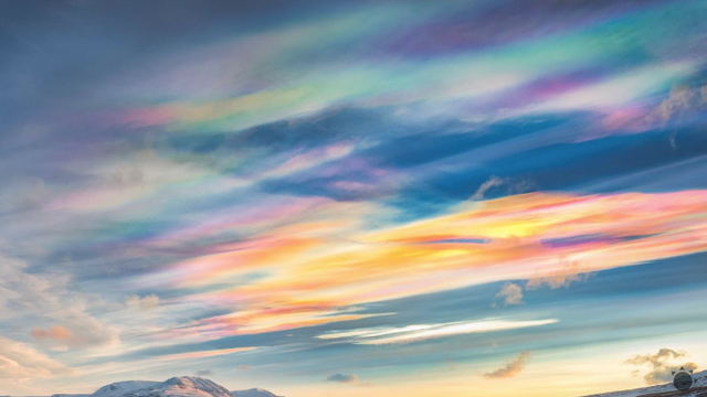 Magický úkaz: Oblohu zaplavili perleťové oblaky v dúhových farbách