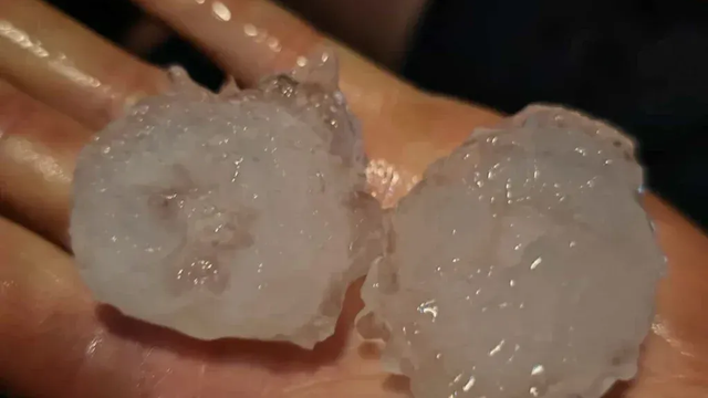 FOTO: Nočné supercely v Taliansku: Krúpy dosiahli až 6 cm