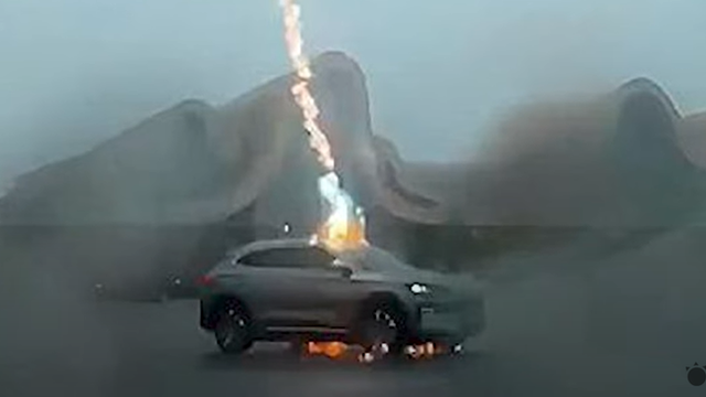 VIDEO: Hrozivá nehoda: Blesk 3-krát po sebe udrel do elektromobilu. Čo sa stalo vodičovi?