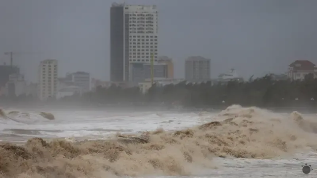 Tajfún Kadžiki udrel na pobrežie v plnej sile, vlny dosahujú 9,5 metra