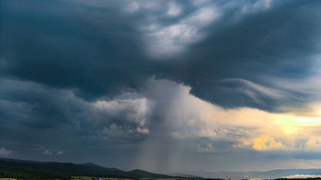 VÝSTRAHY sa zvyšujú: Búrky prinášajú silný lejak