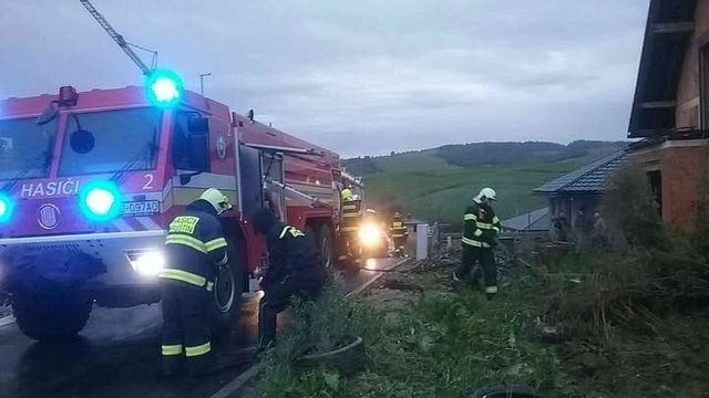 Ranné búrky páchali škody. V Námestove blesk podpálil dom