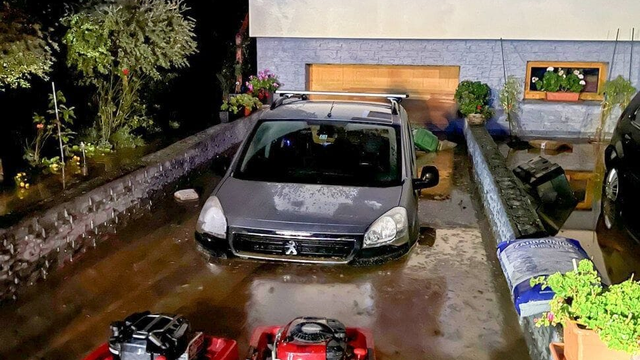 Zatopilo pivnice, vytopilo autá. Hasiči na severe zasahovali