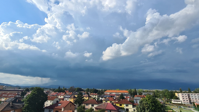 VÝSTRAHY: Na severe úradujú búrky, hrozia prívalové zrážky