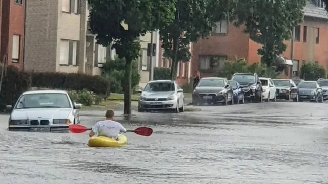 Búrky za sebou nechávajú záplavy a spúšť, lejak sa teraz rúti na Slovensko