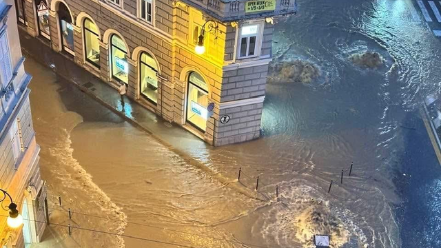Chaos na Jadranskom mori. Zosuvy pôdy, záplavy a uväznení vodiči