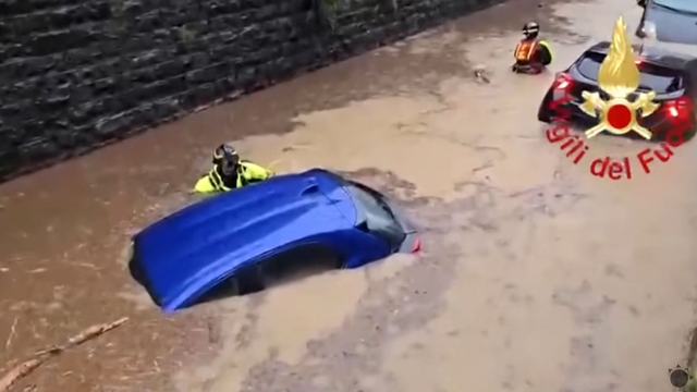 Hasiči sa vo vode druhýkrát narodili, aby zachránili ľudí. Situácia v Taliansku je zlá