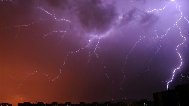 O chvíľu hrozia búrky. Čakajte ich v niektorých okresoch na západe