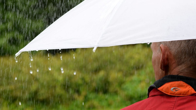 Zrážkové pole postupuje Slovenskom. Výdatne prší už aj na strednom Slovensku