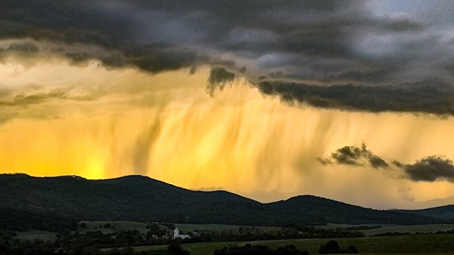Sobotné búrky priniesli intenzívne zrážky a tisíce bleskov
