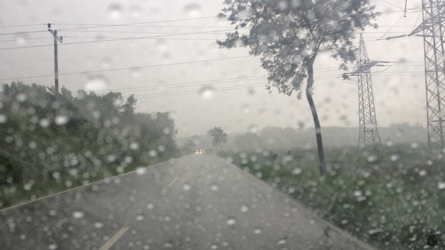 Počasie na Slovensku spôsobuje problémy na cestách. Pozor na hustý dážď i silný vietor