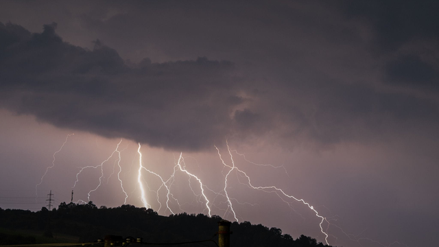 Búrlivo je od skorého rána, kde dnes môžete očakávať búrky?