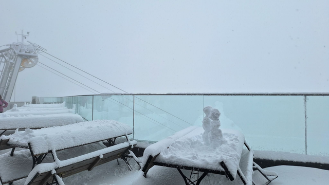 Napadlo už 10 cm snehu. Sneh pokrýva mnohé oblasti, pozrite si FOTO