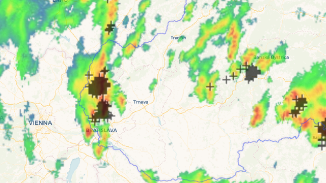 AKTUÁLNE: Nad Bratislavou sa rozbiehajú silné búrky. Záhorie je „pod paľbou“ silných bleskov