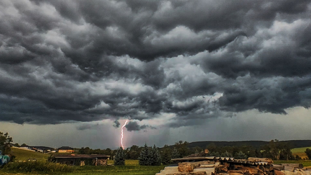 Padali veľké krúpy, búrky lámali stromy