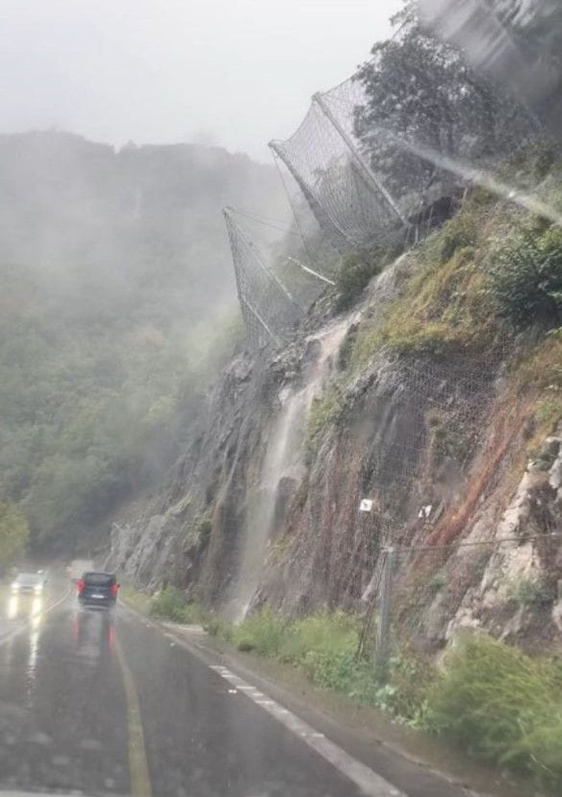 Na cestu sa počas dňa valila voda, hrozil zosuv pôdy. Foto: FB Ako je na tom Strečno?