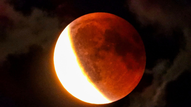 Foto: Takto vyzeralo krvavé zatmenie Mesiaca zo Slovenska
