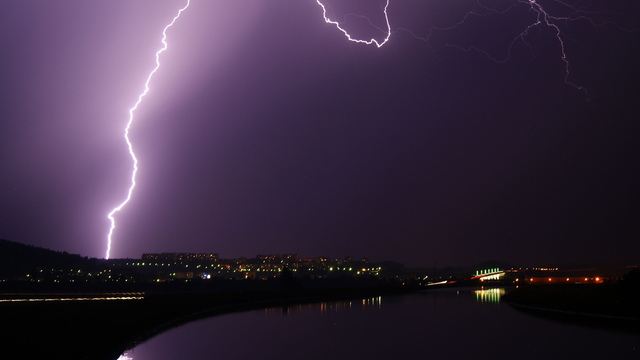 V noci sa sformuje lineárny búrkový systém. Búrky čakajte po 3:00