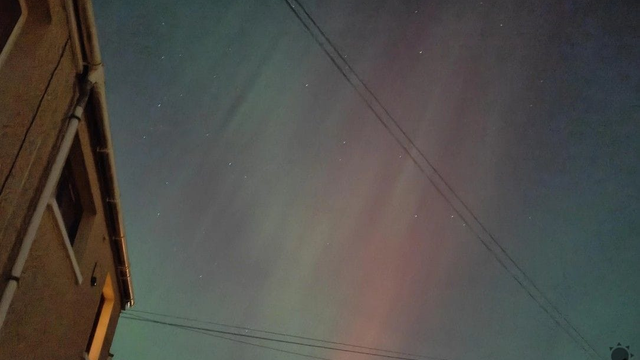 Oči na oblohu! Pri troche šťastia možno uvidíte polárnu žiaru