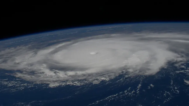 Z hurikánu Humberto sa stalo monštrum 5. kategórie, mieri na ostrovy