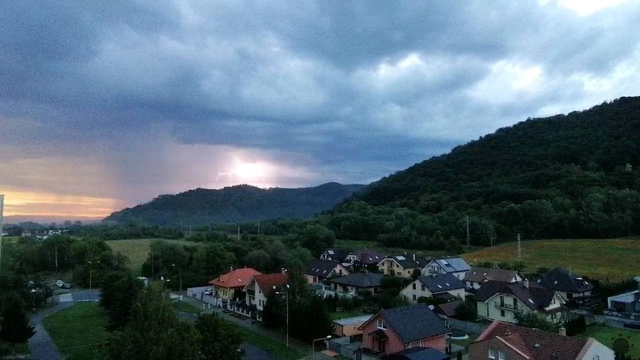 Búrky úradujú už od skorého rána. Kde si na ne dávať pozor?