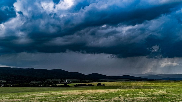 Búrky na Slovensku sú intenzívne. Nebezpečné sú hlavne výrazné zrážky