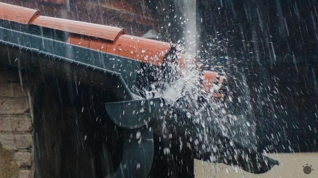 Blížia sa prehánky, ojedinele sa môže vyskytnúť aj búrka