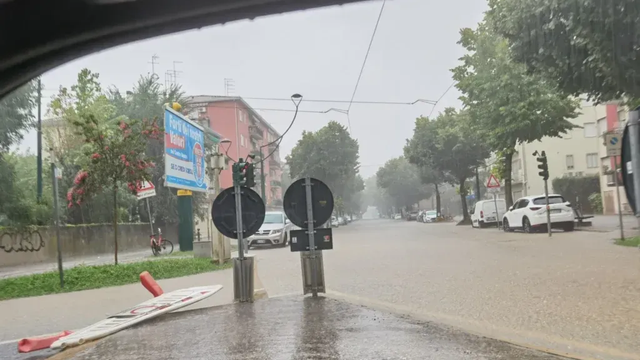 Leje ako z krhly. Úhrny zrážok sa už šplhajú k 50 mm, v jednej lokalite spadlo už takmer 80 mm