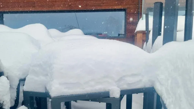 Zasypal ich sneh: Nasnežilo už 50 cm a došlo aj k dopravnej nehode