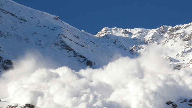 VIDEO: Turisti utiekli len o vlások: Obrovská lavína sa zrútila a v sekunde pohltila celý tábor