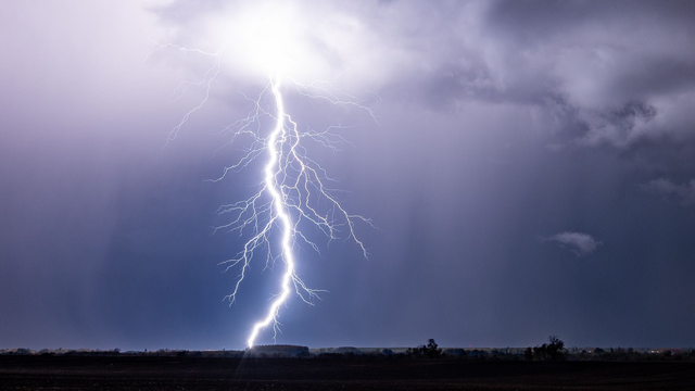 Noc priniesla nezvyčajné búrky s nebezpečnými javmi. Dnes sa to asi zopakuje