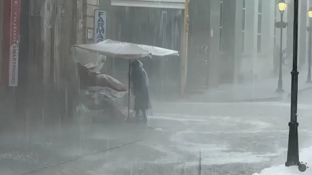 Takto silne tu ešte nepršalo. Ulice pokryla biela vrstva ako v zime