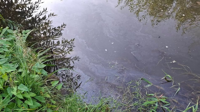 Ropné škvrny na hladine Slatiny: Nebezpečné látky vyplavilo počas silných zrážok