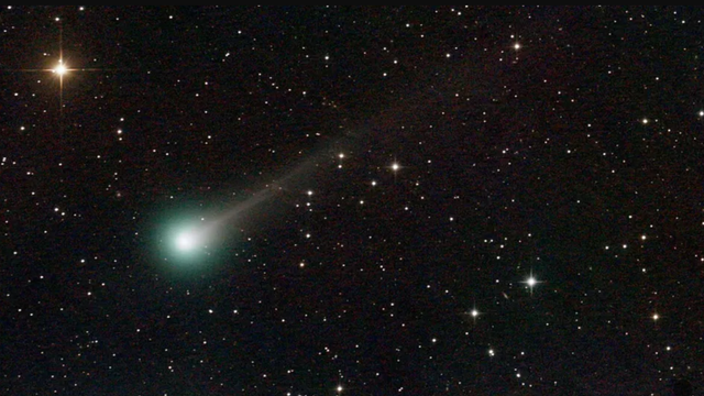 Cez víkend sa pozerajte na oblohu, čaká nás vzácne nebeské divadlo. Uvidíme až dve kométy naraz