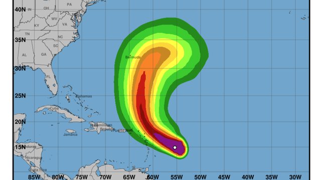 Dvojitá hrozba z oceánov. Jedna búrka slabne, druhá sa blíži ako nový hurikán