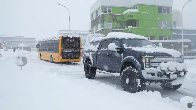 Neprejazdné cesty, zrušené lety a ľad. Toľko snehu tu ešte v októbri nebolo