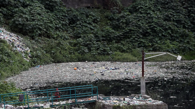 Odpadky spôsobili záplavy. Tisíce domov boli zničené