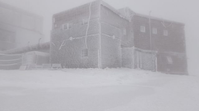 Na Lomnickom štíte napadlo 15 cm snehu, na Kasprovom vrchu až 20 cm. Snežiť bude naďalej
