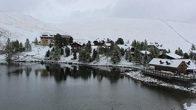 V Alpách snežilo aj v nižších polohách. Snežiť neprestáva