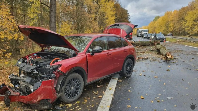 Studený front sa prehnal Poľskom. Popadané stromy, strhnuté strechy a takmer 2 000 výjazdov hasičov