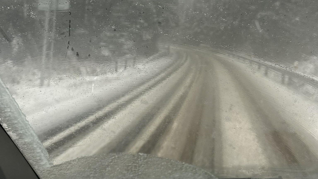 AKTUÁLNE: Sever Slovenska pokrýva sneh. Zasypáva prvé cesty