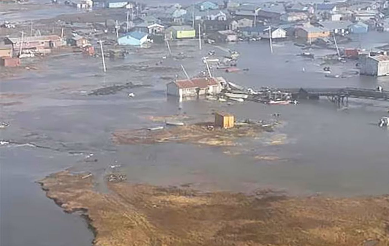 Pri záplavách na Aljaške evakuovali aj z vrtuľníkov, foto: AP