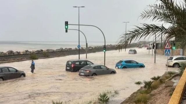 Španielsko zasiahli katastrofálne povodne, ľudia zostali uväznení v autách
