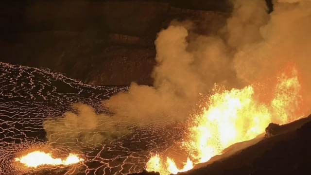 VIDEO: Dych berúca ohňová šou. Sopka vytvára lávové fontány vyššie ako mrakodrapy