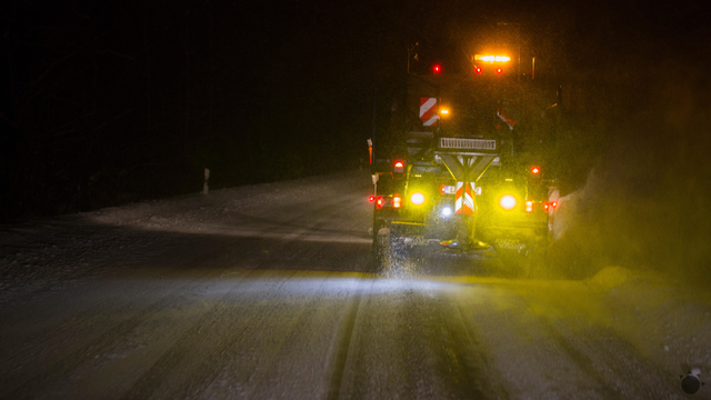 Počasie opäť komplikuje dopravu. Problémy robí sneženie aj dážď, pri ktorom sa tvorí poľadovica