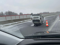 Snehová kalamita na Slovensku: Autá končia na strechách, nehody komplikujú dopravu