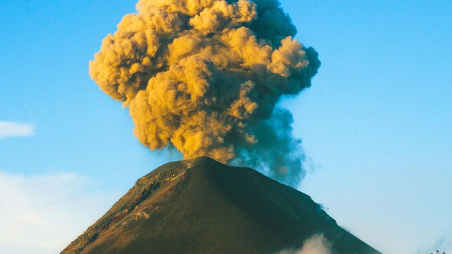 Vybuchla sopka, ktorej erupciu nikto nečakal a spala. Je to, akoby niekto zhodil bombu