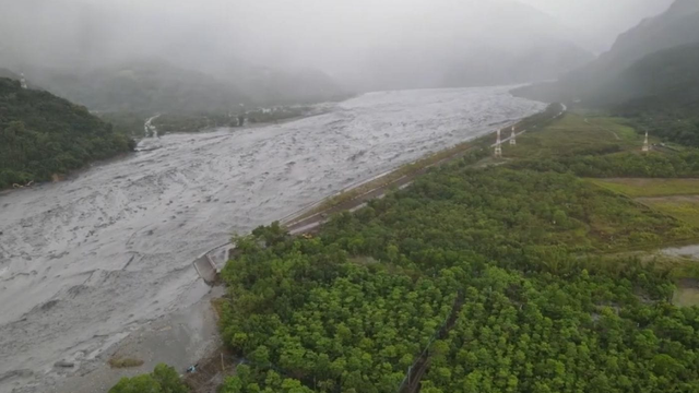 Pretrhla sa hrádza, voda preteká a ohrozuje ľudí